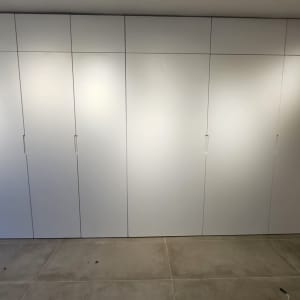 ארון לבן עם מדפים פתוחים בצד שמאל