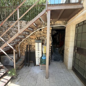 יחידת מזגן חיצונית מתחת למדרגות חיצוניות