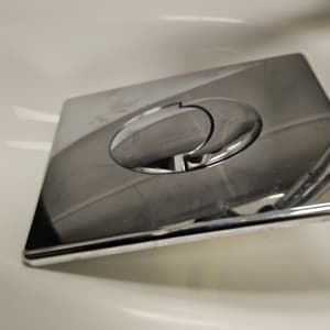 ברז וכיור בחדר אמבטיה