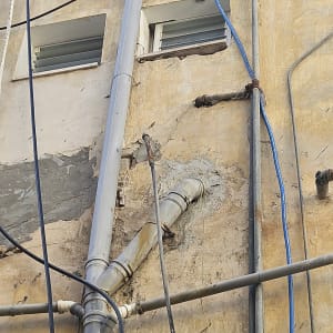 צינורות ותשתיות על קיר חיצוני של בניין