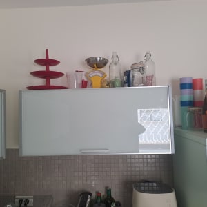 מדף מטבח עם בקבוקים, כוסות ומאזניים