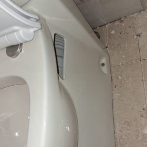 אסלה וחלקי קרמיקה על הרצפה