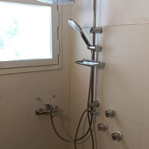 ראש מקלחת ומערכת מים בחדר אמבטיה