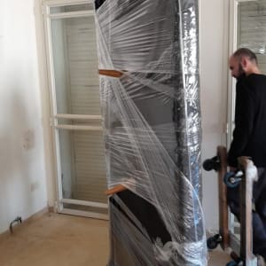 רהיט עטוף בניילון עם גלגלים להובלה