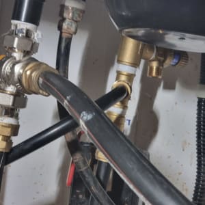 צינורות ומחברים במערכת חימום מים