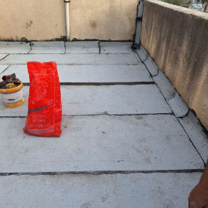 גג עם יריעות איטום, דלי וכלי עבודה