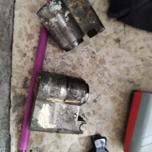 מנעולים וכלי עבודה על רצפה