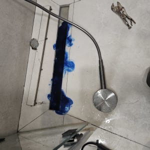 כלים לזיהוי נזילות מים במקלחת עם צבע כחול