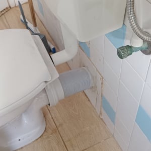 אסלה, צינור מים, אריחי קיר, רצפת עץ, ברז