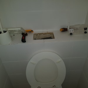 כלים לתיקון שירותים, מברג ומפתח צינורות