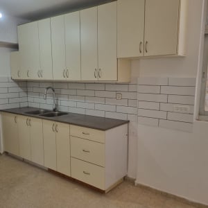 מטבח משופץ עם ארונות חדשים וכיור כפול