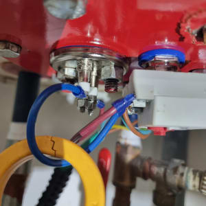 חיבורים חשמליים עם חוטים צבעוניים ומחברים