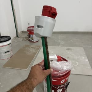 שקע חשמלי מותקן על מוט באתר בנייה