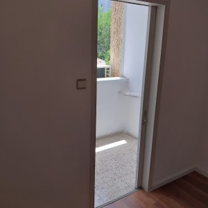 דלת פתוחה למרפסת עם קירות צבועים בלבן