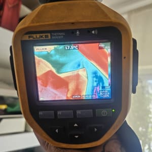 מד חום תרמי מציג תמונה צבעונית