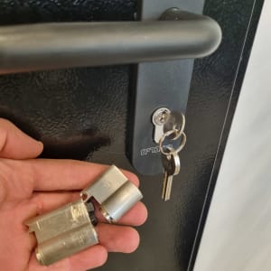 יד מחזיקה צילינדרים, מפתח בדלת