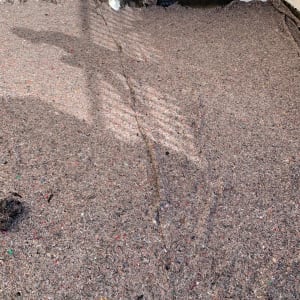 חומר איטום מונח על גג ליד קיר אבן