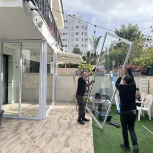 התקנת פרגולה מאלומיניום בחצר בית