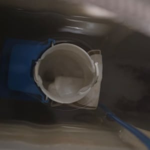 מיכל מים עם חלקי פלסטיק פנימיים