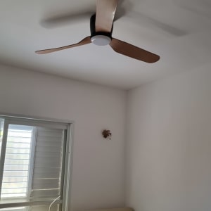 מאוורר תקרה מותקן על תקרה בחדר שינה