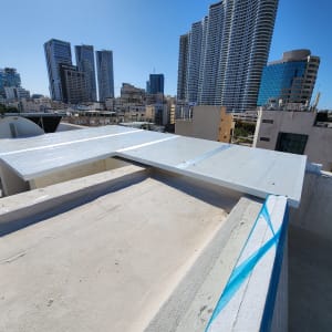 לוחות אלומיניום מותקנים על גג בניין