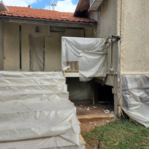 כיסוי פלסטיק על מדרגות ועבודות שיפוץ חיצוניות
