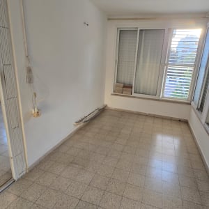 חדר ריק עם קירות צבועים ורצפת אריחים