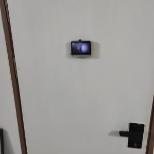 דלת עם עינית דיגיטלית ומנעול