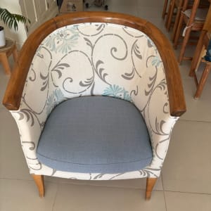 כיסא מרופד עם עיצוב פרחוני ורגלי עץ