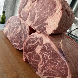 נתחי בשר גדולים על קרש חיתוך במטבח