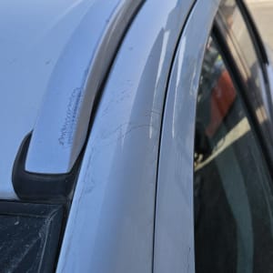 רכב עם סימני שריטות על הגג