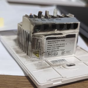 מתג חכם לדוד עם חיבורים חשמליים גלויים