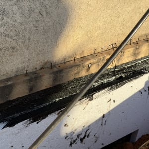 חומרי איטום על קיר עם מסמרים ועץ