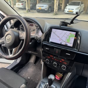 פנים רכב עם הגה ומסך ניווט