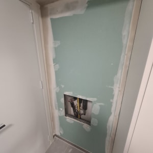 קיר גבס עם חור לתשתית צנרת