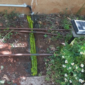 כבל חשמל קבור עם סרט אזהרה צהוב