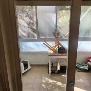 דלת זכוכית שקופה עם נוף חיצוני מטושטש