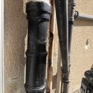 תיקון והתקנת צנרת אינסטלציה וביוב על קיר חיצוני של בניין