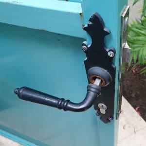 ידית ודלת עם מנעול ברזל שחור