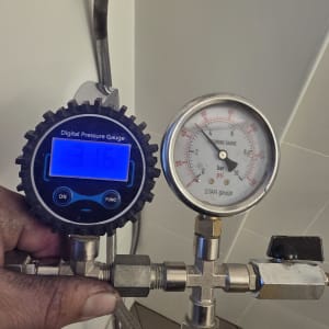 מד לחץ דיגיטלי ומד לחץ מכני בבדיקה