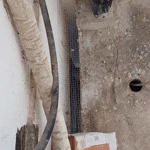 רשת מתכת מותקנת למניעת כניסת יונים