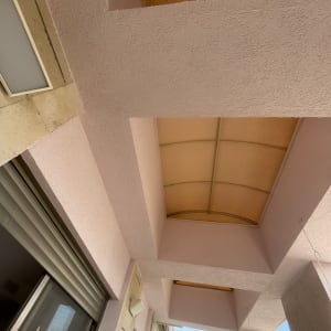 תקרת מרפסת עם גג מקומר ופתחים