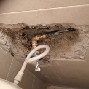 צינור מים ותיקון קיר בחדר אמבטיה