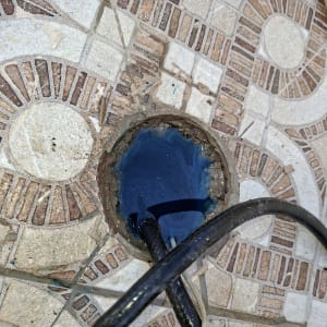 צינור מחובר לניקוז עם מים כחולים