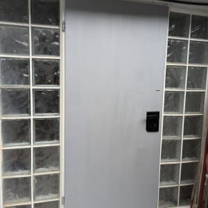 דלת אפורה צבועה עם ידית שחורה