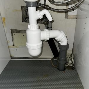 צנרת פלסטיק מתחת לכיור עם חיבורים