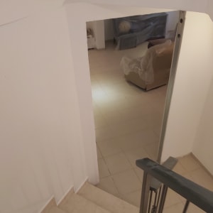 קיר גבס לבן ליד מדרגות