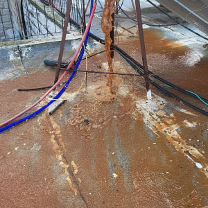 נזילת מים מדוד שמש עם צינורות צבעוניים על גג