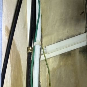 צינורות וחוטים בתוך קיר