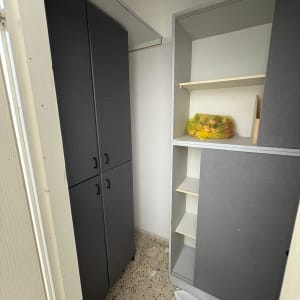 ארון אפור עם מדפים וחפצים בתוכו